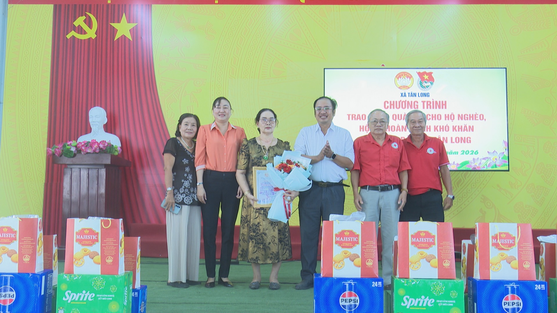 XÃ TÂN LONG TRAO QUÀ TẾT CHO HỘ NGHÈO, CẬN NGHÈO, HỘ KHÓ KHĂN