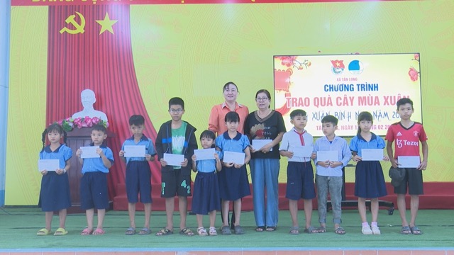 XÃ TÂN LONG TỔ CHỨC CHƯƠNG TRÌNH “CÂY MÙA XUÂN” CHO TRẺ EM NGHÈO