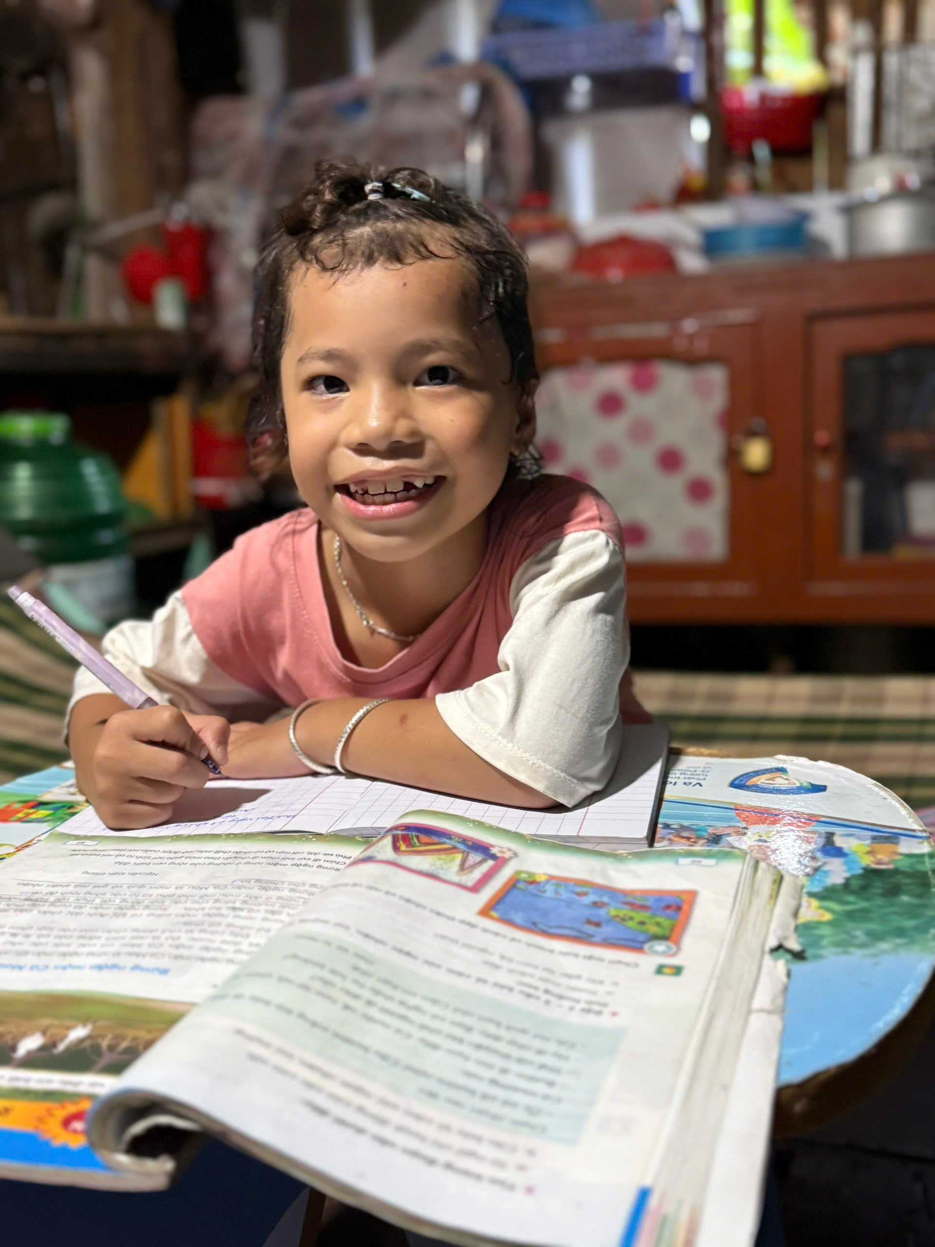 Kêu gọi giúp đỡ bé Ngọc Hiếu có mẹ bị tai nạn giao thông, cha bỏ đi – phải sống nương tựa ông bà già yếu