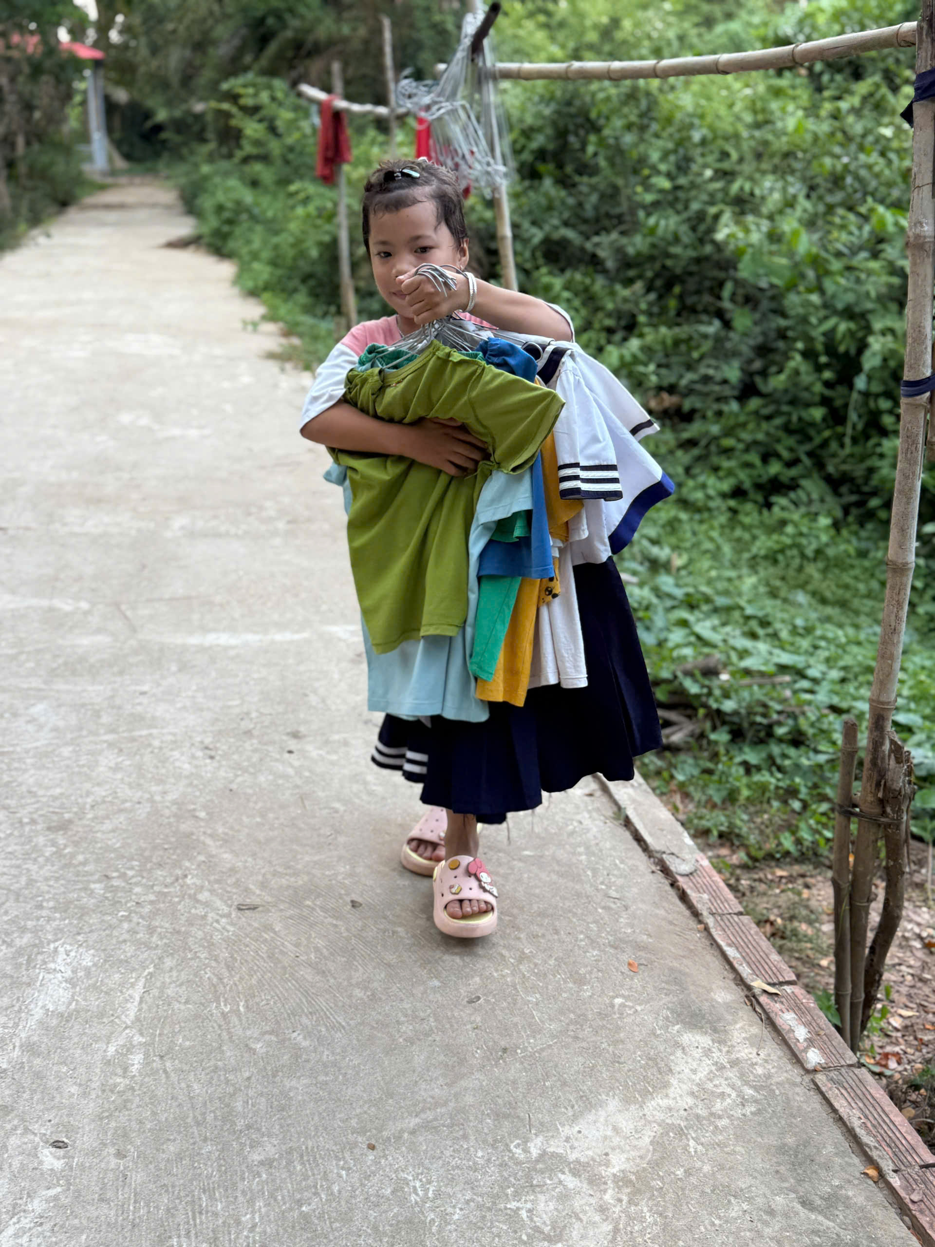 Kêu gọi giúp đỡ bé Ngọc Hiếu có mẹ bị tai nạn giao thông, cha bỏ đi – phải sống nương tựa ông bà già yếu