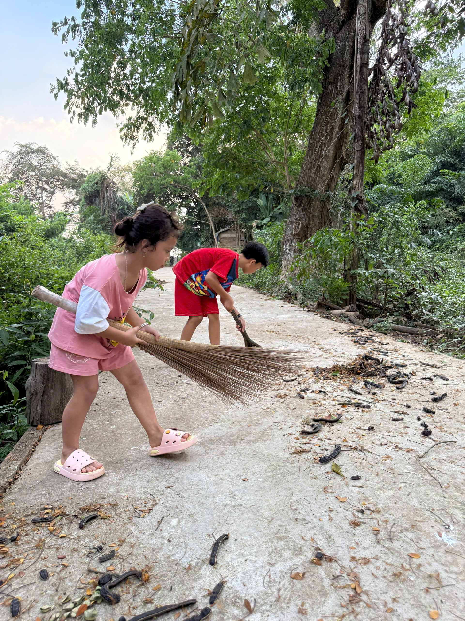Kêu gọi giúp đỡ bé Ngọc Hiếu có mẹ bị tai nạn giao thông, cha bỏ đi – phải sống nương tựa ông bà già yếu