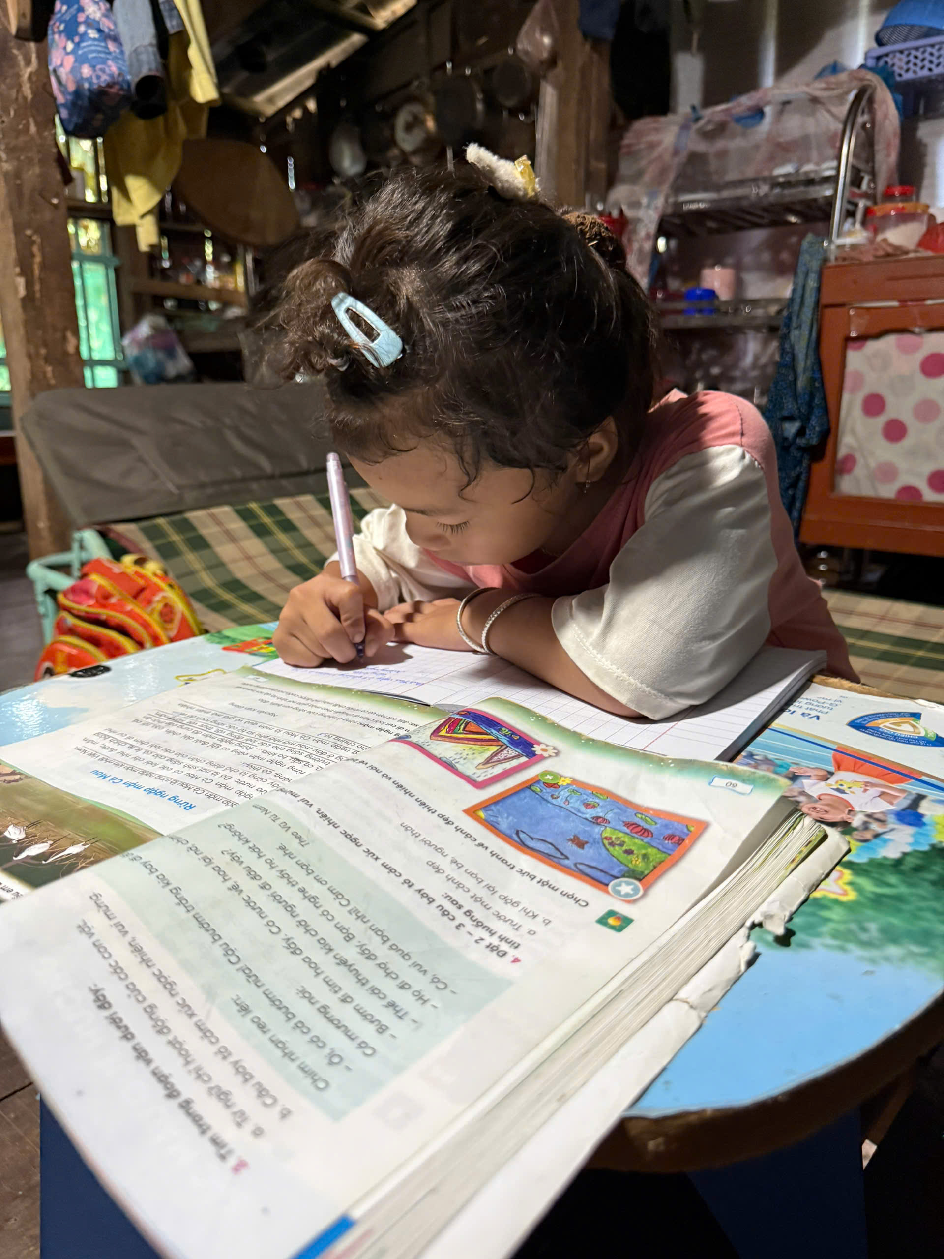 Kêu gọi giúp đỡ bé Ngọc Hiếu có mẹ bị tai nạn giao thông, cha bỏ đi – phải sống nương tựa ông bà già yếu