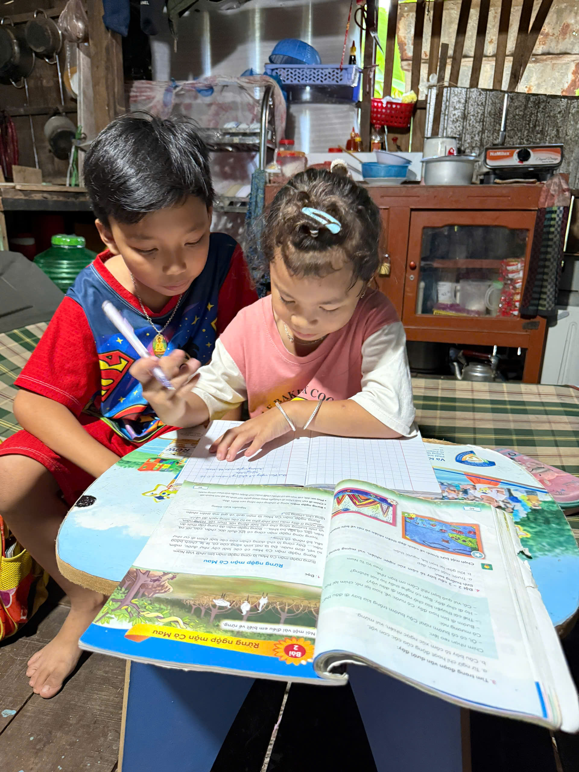 Kêu gọi giúp đỡ bé Ngọc Hiếu có mẹ bị tai nạn giao thông, cha bỏ đi – phải sống nương tựa ông bà già yếu