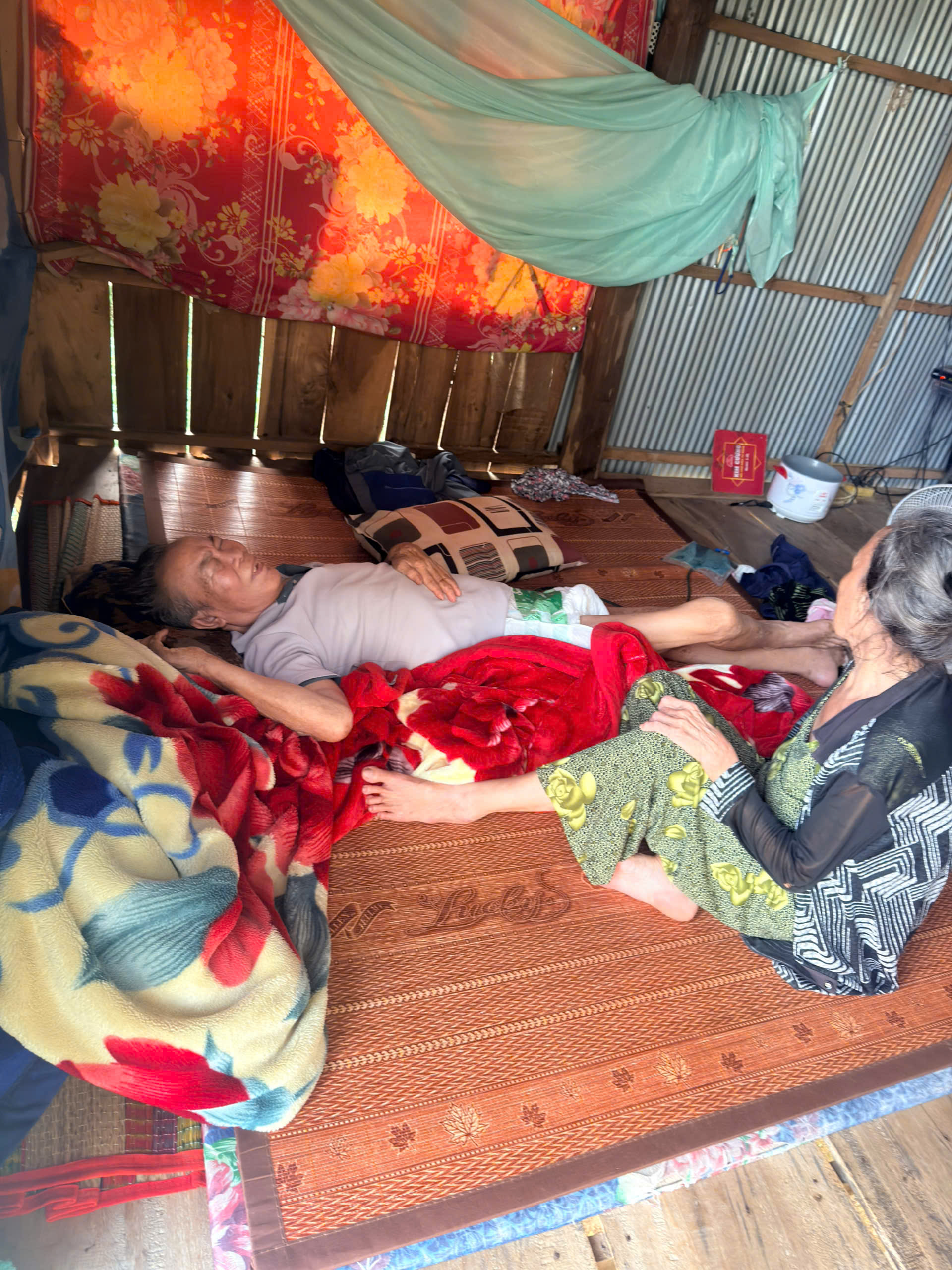 Kêu gọi giúp đỡ cặp vợ chồng nghèo – chồng tai biến nằm một chỗ, vợ không thể lao động